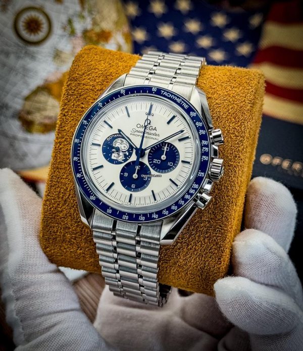 36351609-m24ajj3pw0ix10ujaogleug7-ExtraLarge Omega Speedmaster ‘Silver Snoopy Award’ 50th Anniversary